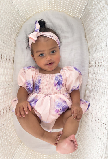 Barboteuse fleurie rose lavande pour bébé fille