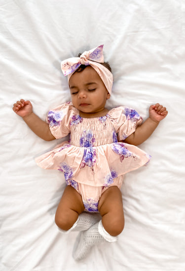 Barboteuse fleurie rose lavande pour bébé fille